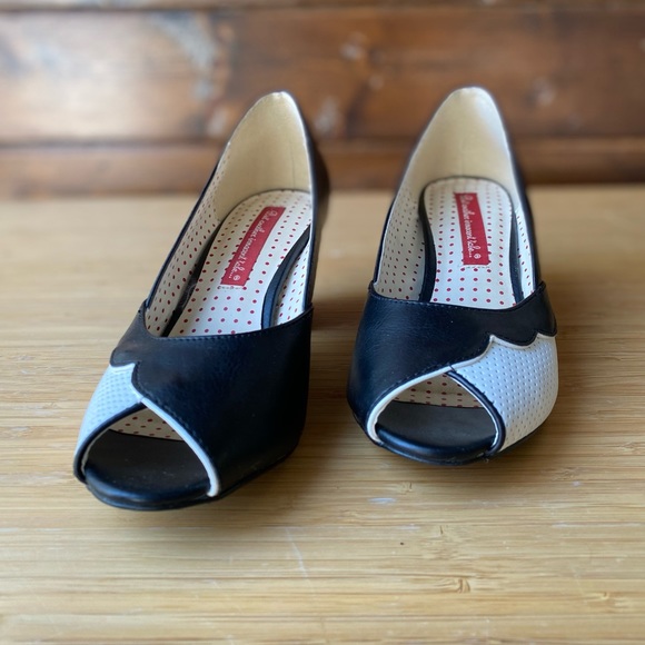 B.A.I.T 1940s inspired two-tone heels - Picture 8 of 8